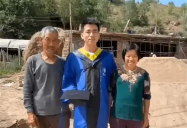 农村男孩考取博士 土墙前和父母合影 农村男孩怎样学习