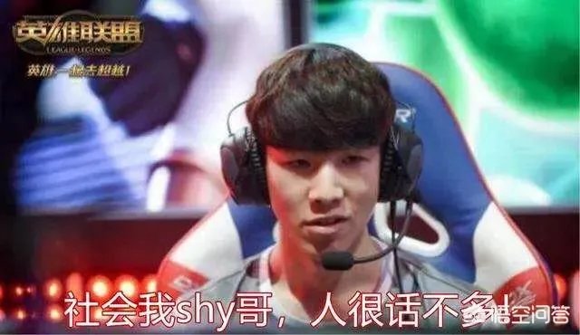 LPL半决赛王思聪现场督战再现“热狗”操作,网友直言“舒服了”到底后台发生了什么?