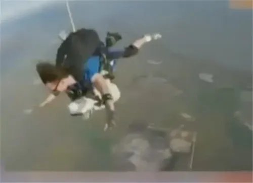 101岁老人跳伞破纪录 网友:这老人胆真大,4000米都敢跳