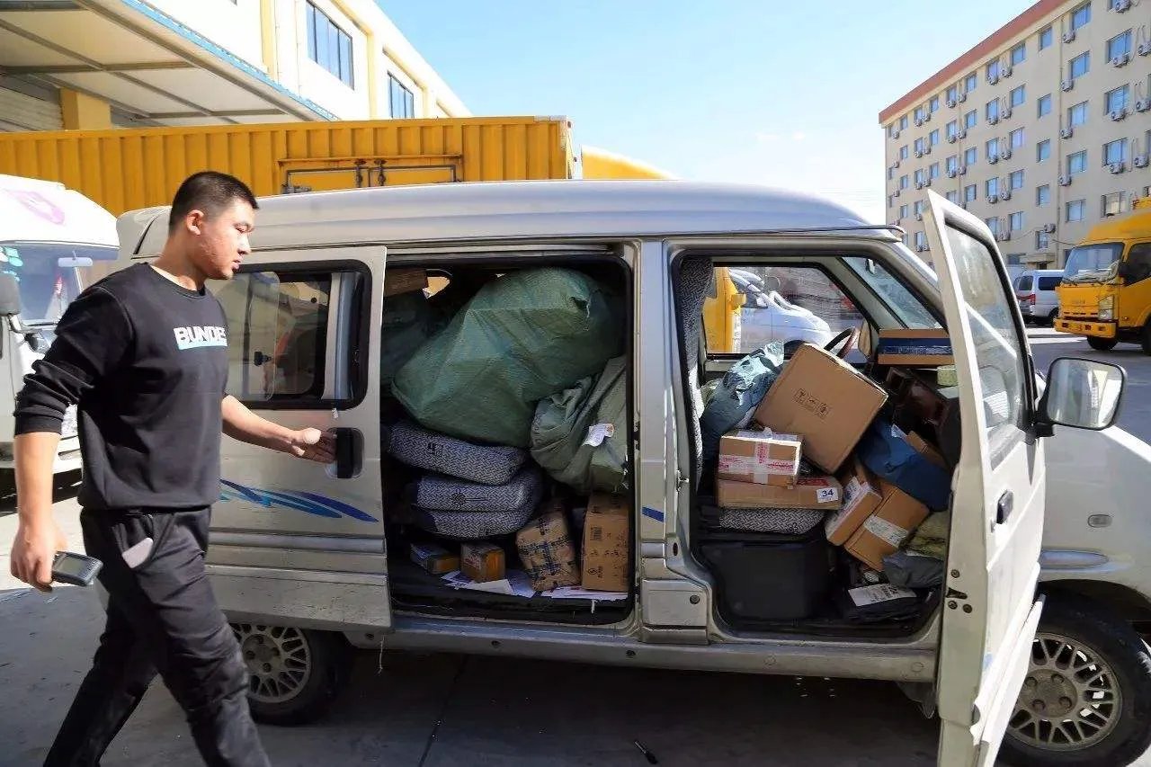 面包车被卡两车中间极限出库，你觉得司机的技术如何？