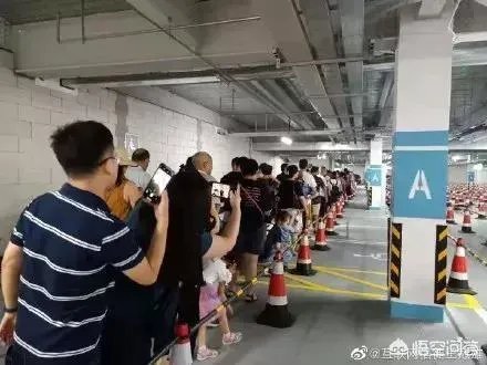 美国超市Costco上海店开业,茅台被抢光,爱马仕被抢光,半天就被买停业,你怎么看?