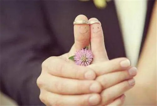 情侣戒指应该戴在哪个手指 情侣戒指要选择什么样的