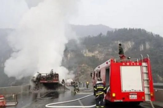 沪蓉高速货车起火情况如何？