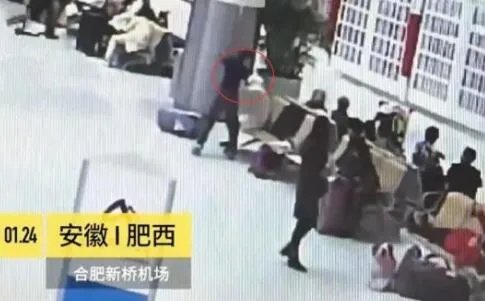 机场抢座反被打:挑事一方5秒就被KO