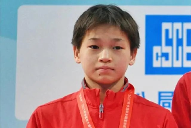 为什么全红婵拿到冠军之后老家会有这么疯狂的景象别的冠军却没有?