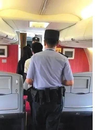 女乘客擅开飞机应急滑梯是怎么回事?