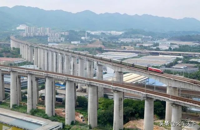 为什么火车过桥要鸣笛？