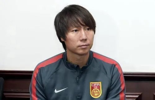 知名足球媒体人袁野爆料称，国足主帅三周后出炉，22冠王领跑，李铁还有机会吗？
