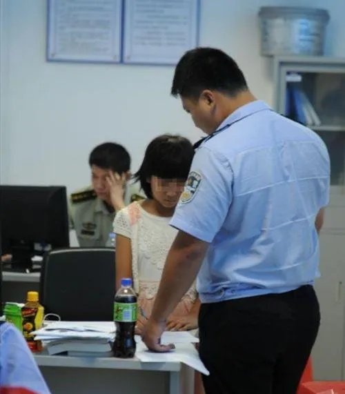 发现班里有个女孩三次拿同学的钱,班主任最好怎么做?