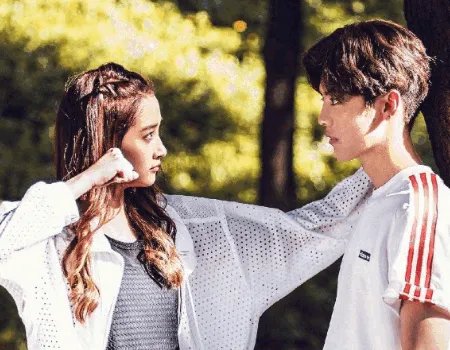 关晓彤和鹿晗主动爆出恋情，为什么他们要在当红时期这样做？