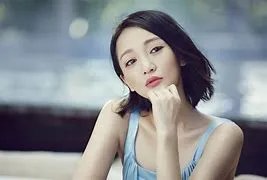 周迅躺着玩手机鼻梁被砸伤，你也有过相似的经历吗？