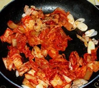 辣白菜炒五花肉