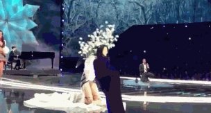 2017维秘秀奚梦瑶摔倒，你怎么看？
