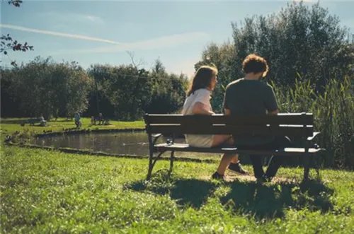 不知道和女孩子聊什么了怎么办 跟女生聊天应该注意哪些