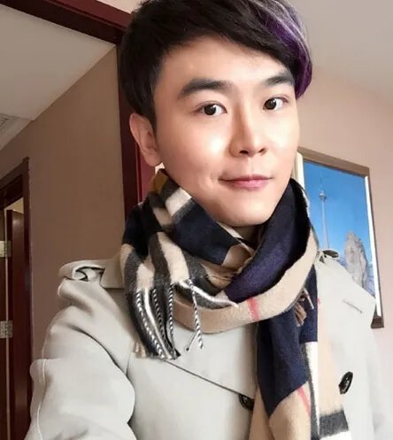 周思成工资年薪揭秘 录节目穿搭竟超数十万元