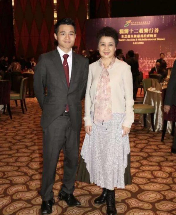 赌王四太年纪是大点,气质方面两个女儿能比的过她吗?