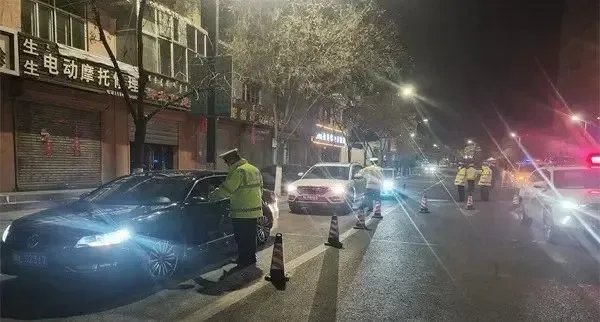 男子酒驾与交警赛跑,称要去吃早餐,如何看待男子这一行为?