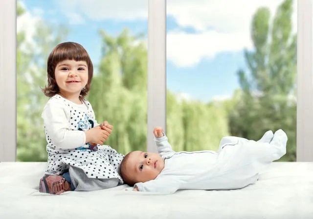 怎样独自带四个月的宝宝接送大宝？