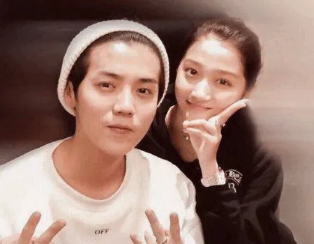 关晓彤和鹿晗主动爆出恋情，为什么他们要在当红时期这样做？