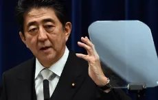 日本院方表示安倍的枪伤触及心脏，凶手为何能如此精准的击中他？