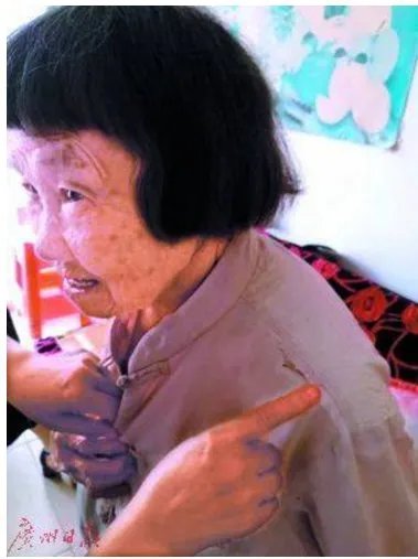 捐出全部养老金的老人是谁？