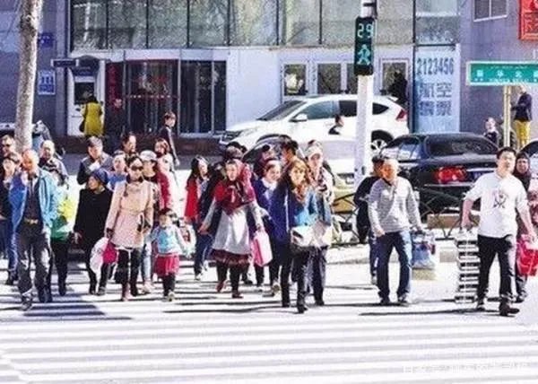 禁鸣喇叭的路上，一定要按喇叭提醒他人该怎么办？