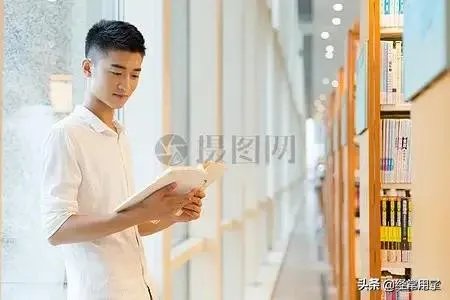 发现班里有个女孩三次拿同学的钱,班主任最好怎么做?