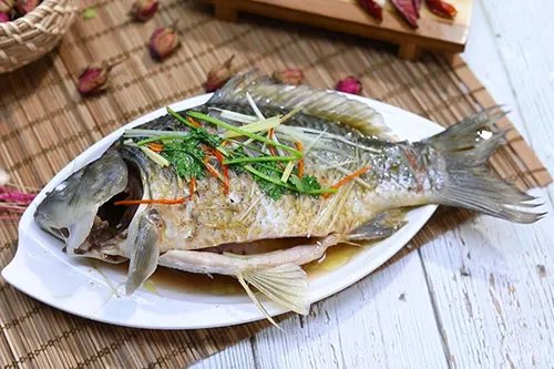 清蒸鲤鱼的做法 鲤鱼怎么清蒸好吃