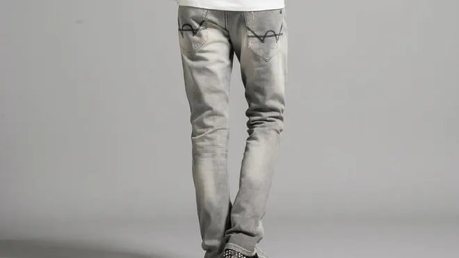 灰色裤子配什么上衣