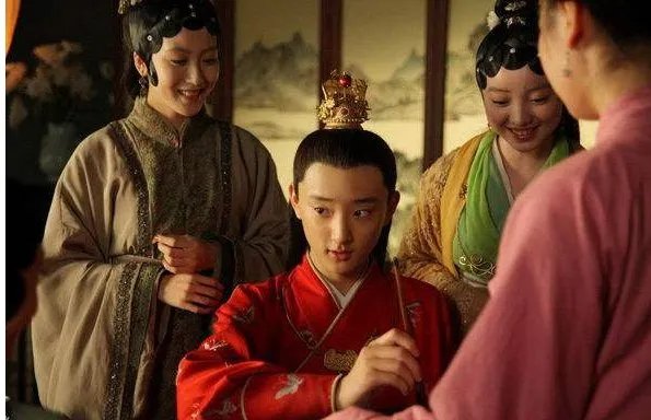 电视剧《新红楼梦》主要讲了什么？