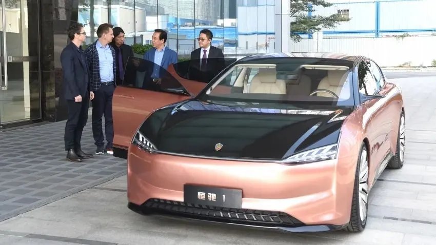 恒驰汽车内饰图曝光，许家印坐车内竖起了大拇指