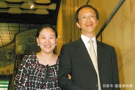 梁锦松被传婚内出轨，伏明霞立即提出离婚，她没有想象中那么傻，你怎么看？