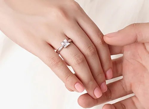 女士结婚戒指戴在哪个手上 女生戒指戴法的含义