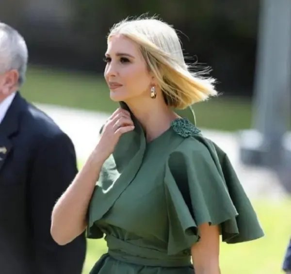 穿小号蓝白衬衫纽扣差点崩开的伊万卡,身上哪一部位很吸睛?