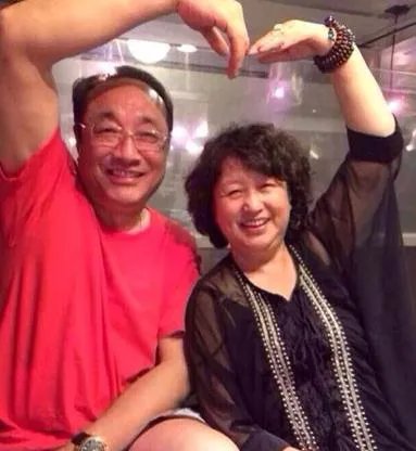 黄晓明父母资料介绍曝光 普通家庭也疯狂