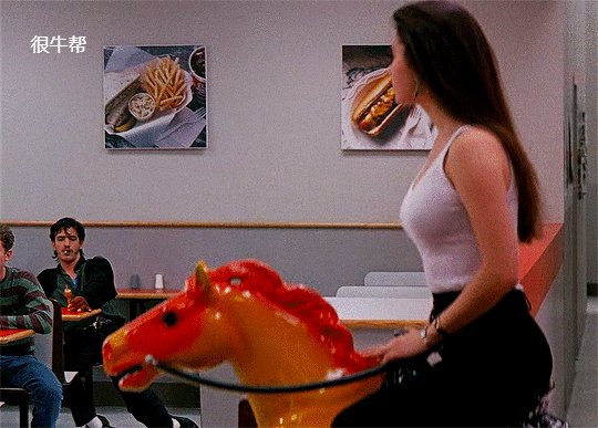 拧不开瓶盖的姐姐？黑丝袜被拉长的午间动态图