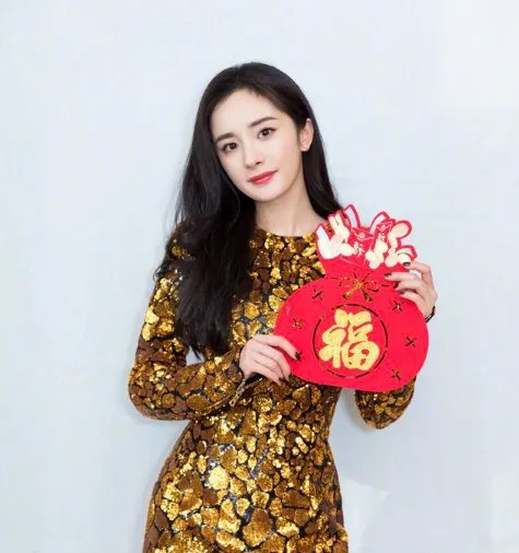 杨幂向海外捐赠物资 疫情期间捐款超300万