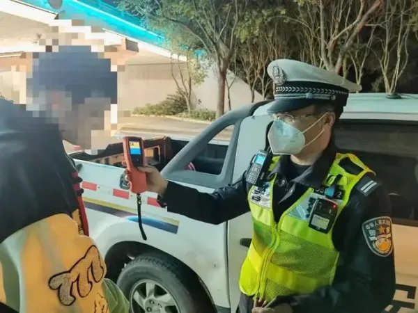 男子酒驾与交警赛跑,称要去吃早餐,如何看待男子这一行为?