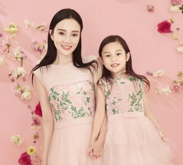 李小璐晒甜馨练舞蹲马步，她们母女间的关系怎么样？
