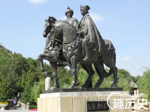 王昭君和呼韩邪单于相差多少岁？