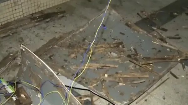 四川一广告牌掉落砸倒男童,谁该为此次事故负责?