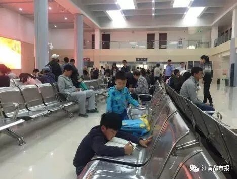 孩子跪景区写作业，这样真的好吗？