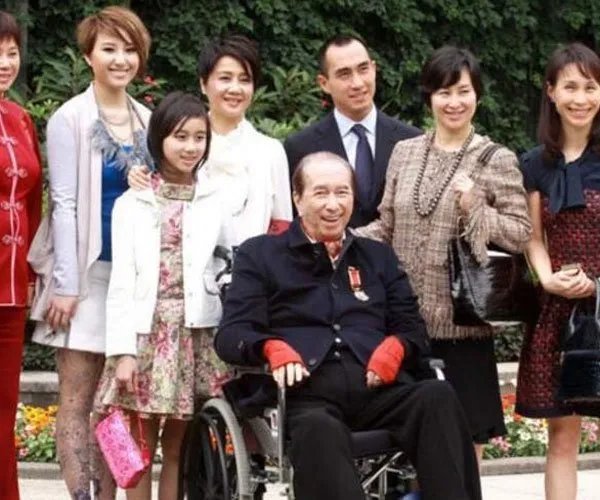 何鸿燊为什么能娶四个 钱多好办事就这么随意