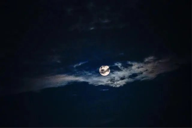 你曾拍过或者见过的最美的月亮是什么样的?