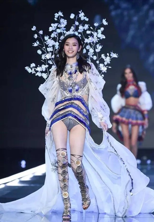 2017维秘秀奚梦瑶摔倒，你怎么看？