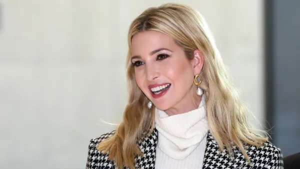 穿小号蓝白衬衫纽扣差点崩开的伊万卡,身上哪一部位很吸睛?