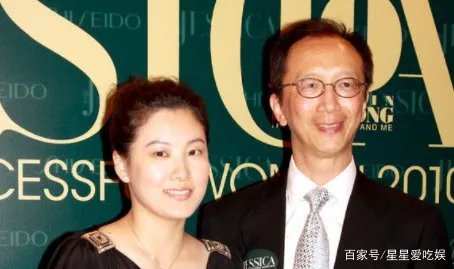 梁锦松被传婚内出轨，伏明霞立即提出离婚，她没有想象中那么傻，你怎么看？