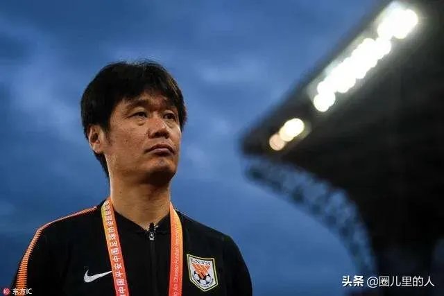 知名足球媒体人袁野爆料称，国足主帅三周后出炉，22冠王领跑，李铁还有机会吗？