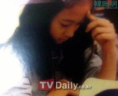 Fx《hot summer》MV穿蓝色衣服的那个成员叫什么啊？