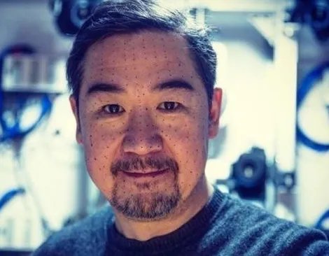 张国立晒搞笑自拍,走“逗比”路线了?